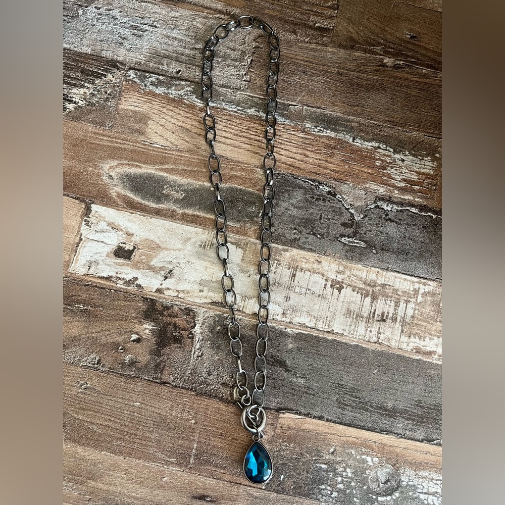 NWOT Paparazzi Toggle Clasp Gunmetal Necklace with Teardrop Pendant!